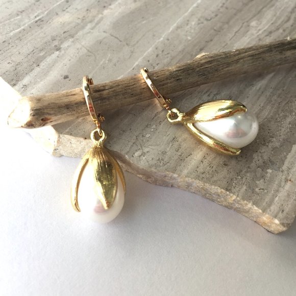 Pearl Tulip drop / Gold huggie lever back Earrings - Picture 5 of 7